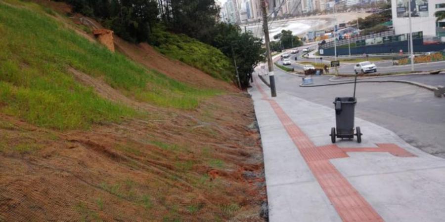 Obra de implantao de passeio pblico na Estrada da Rainha  concluda