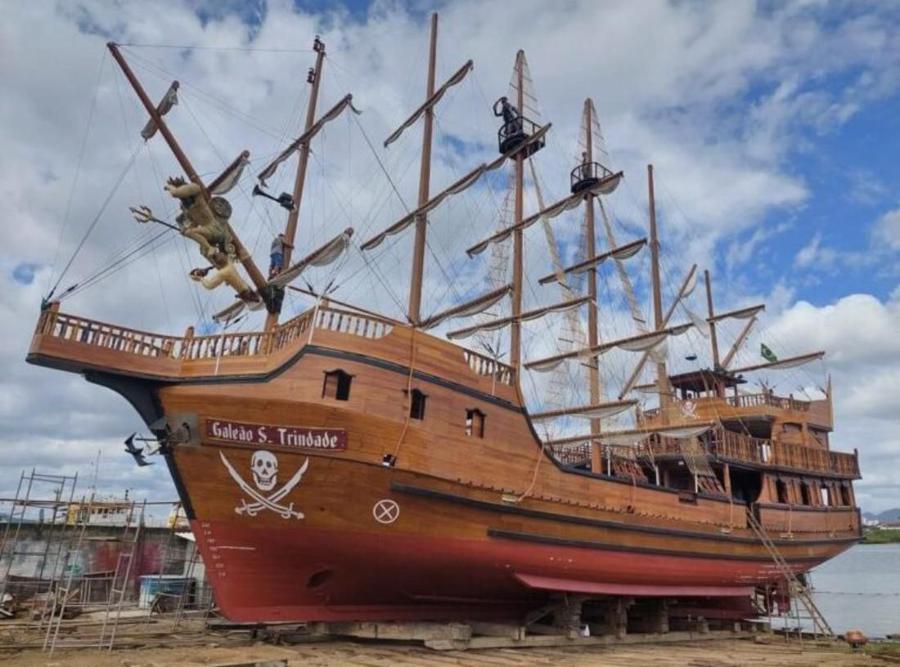 Maior barco tem�tico em madeira constru�do no Brasil chega a Balne�rio Cambori� nesta sexta