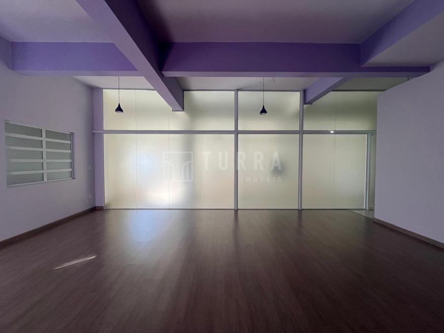 SALA COM PISO LAMINADO